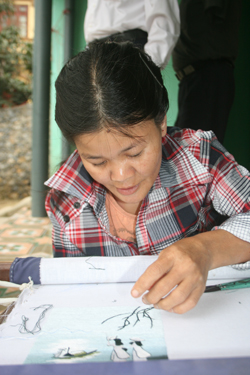 Được hỗ trợ học nghề thêu ren, chị Nguyễn Thị Huyền (Trung Sơn – Lương Sơn) đã có được thu nhập ổn định để tự nuôi sống bản thân.